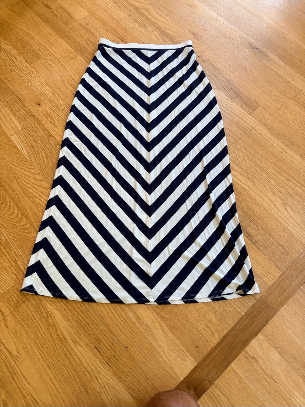 Ladies Size Small "LOFT" Navy and White Chevron Maxi Skirt GUC